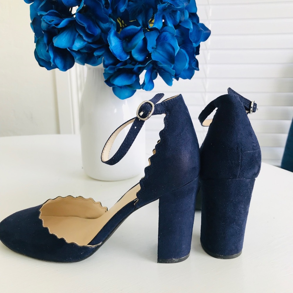 Suede navy pump